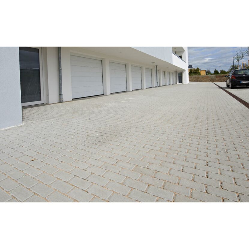 Graue Rechteck Drainageplatten verlegt vor Garagen