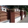 Brauner Gartenzaun mit weißen Elementen