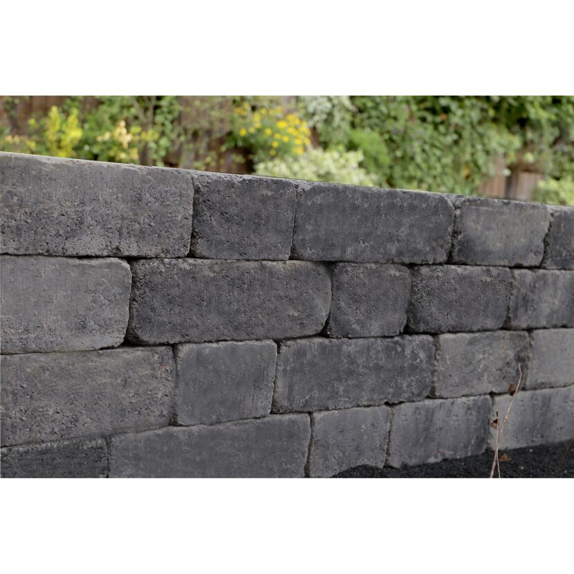 Anthrazitfarbene Gartenmauer aus Betonsteinen