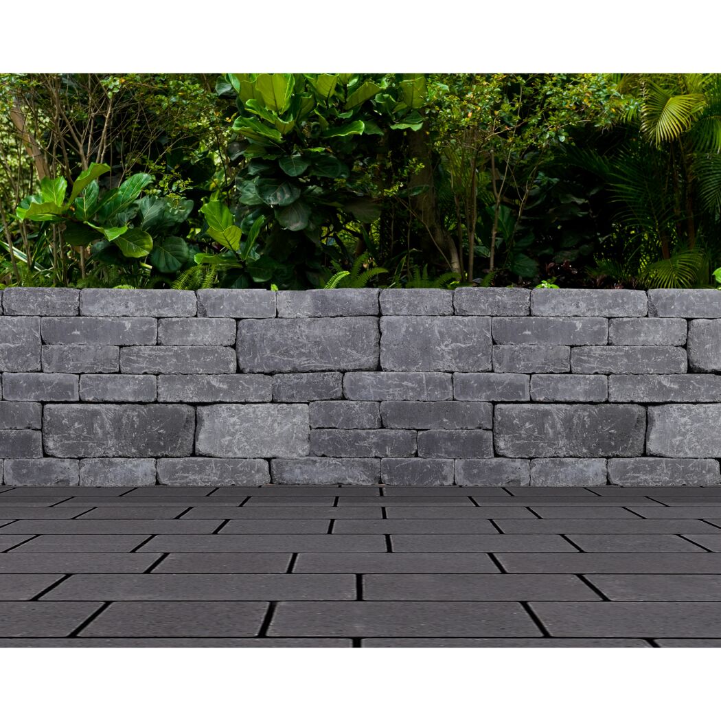 Graue Gartenmauer und grauer Plattenboden