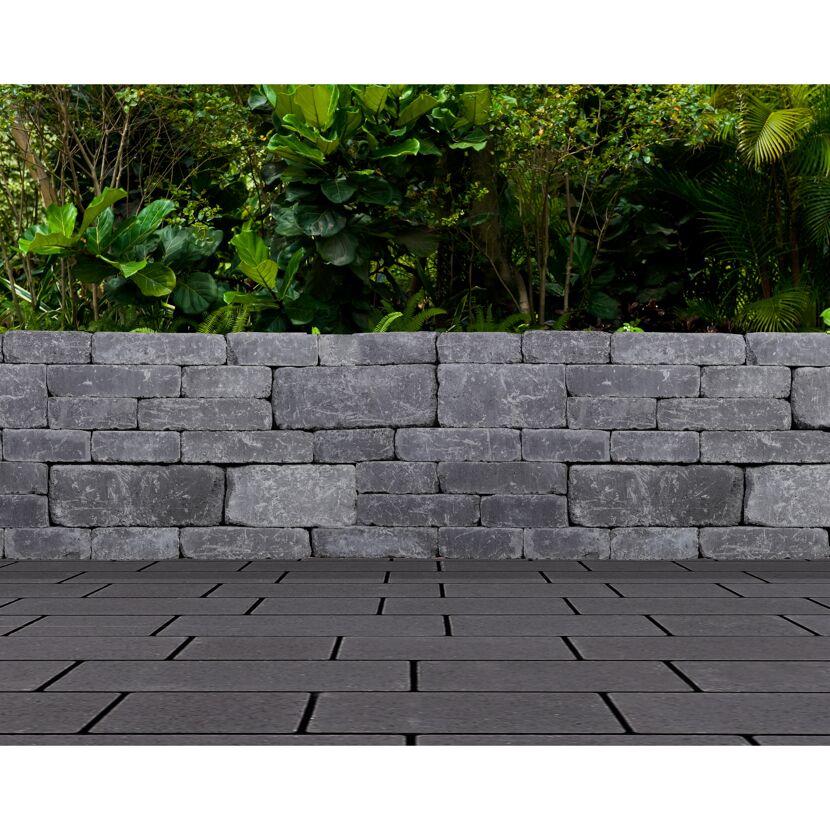 Graue Gartenmauer und grauer Plattenboden
