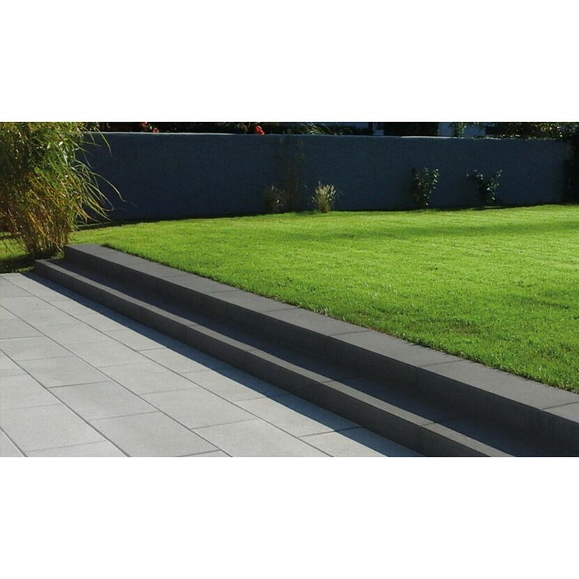 Anthrazitfarbene Blockstufen im Garten