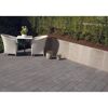 Gepflasterte Terrasse mit Sitzecke und Hochbeet
