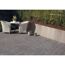 Gepflasterte Terrasse mit Sitzecke und Hochbeet