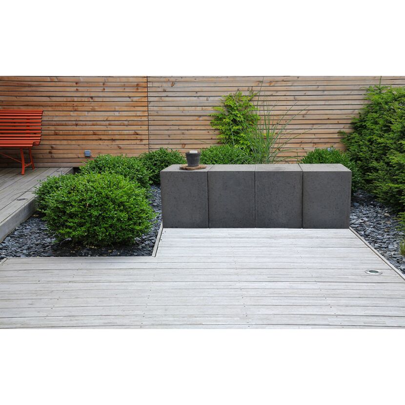 Gestaltete Terrasse mit grauen U-Steinen