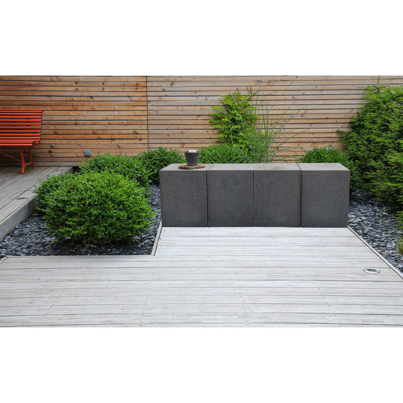 Gestaltete Terrasse mit grauen U-Steinen