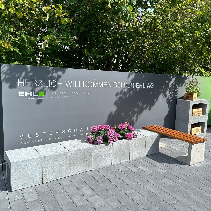 EHL AG, Musterschau, Sitzgelegenheit mit Bank und Pflanzenkübeln