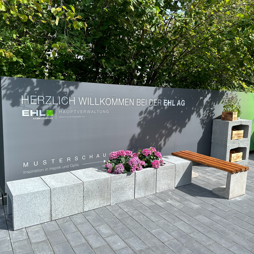 EHL AG, Musterschau, Sitzgelegenheit mit Bank und Pflanzenkübeln