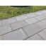 Graue Gehwegplatten neben Rasenfläche