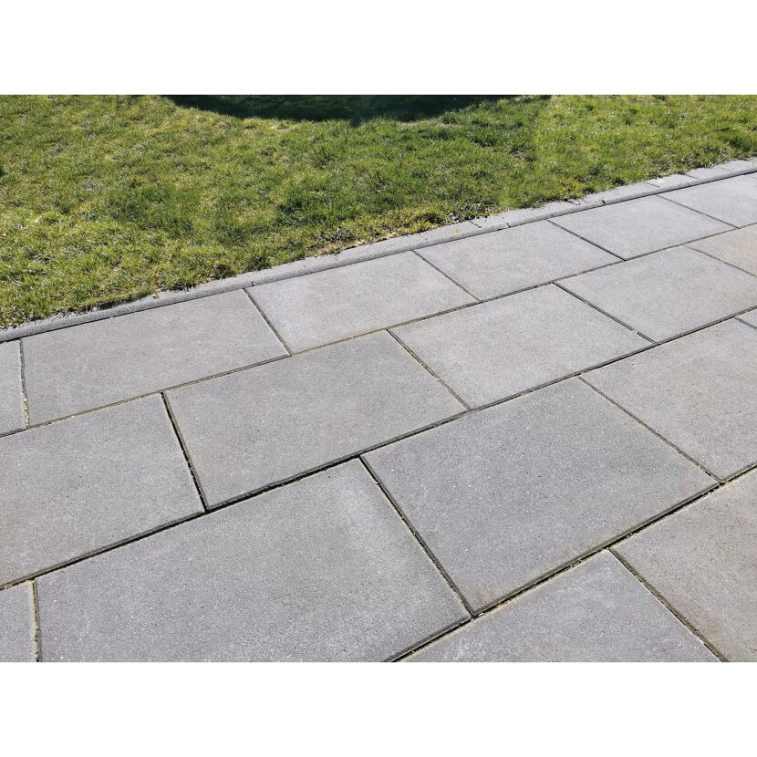 Graue Gehwegplatten neben Rasenfläche