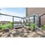 Gepflasterte Dachterrasse mit Gewächshaus und Sitzecke