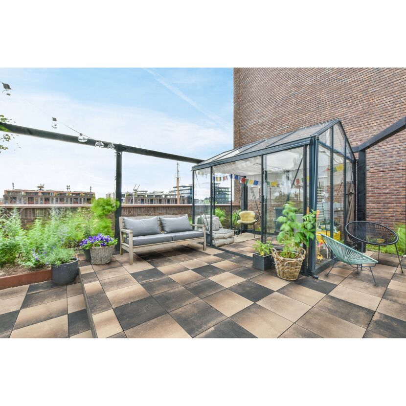 Gepflasterte Dachterrasse mit Gewächshaus und Sitzecke