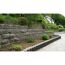 Garten mit Steinmauer und Beeteinfassung