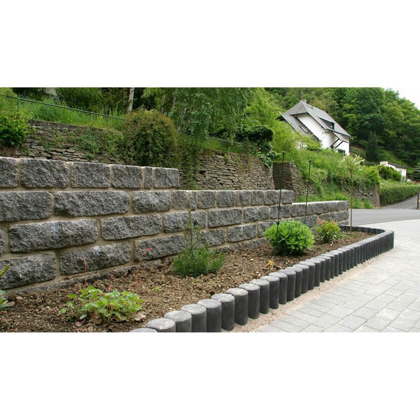 Garten mit Steinmauer und Beeteinfassung