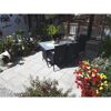 Gepflasterte Terrasse mit Tisch und Stühlen