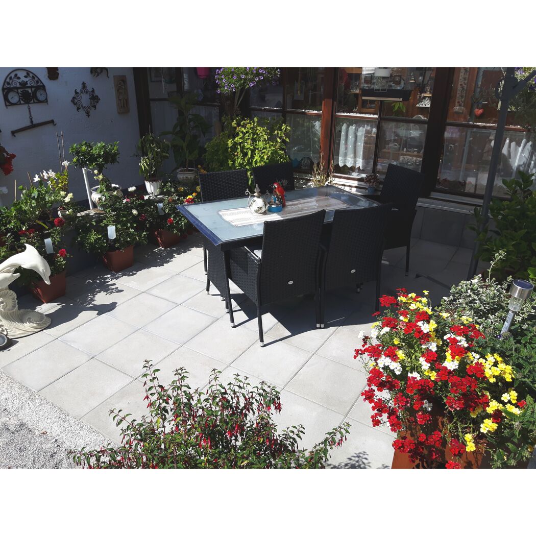 Gepflasterte Terrasse mit Tisch und Stühlen