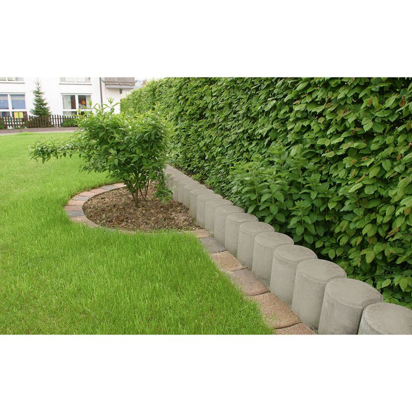 Beeteinfassung aus Beton im Garten