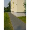 Anthrazitfarbener Gehweg neben einem Haus