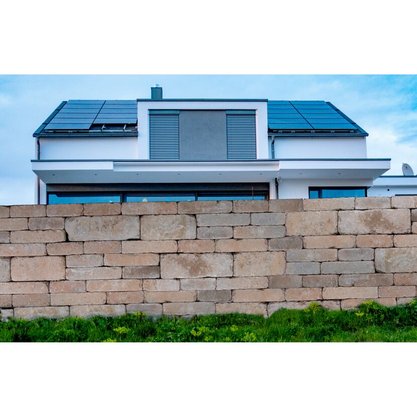 Haus mit Solarzellen auf dem Dach