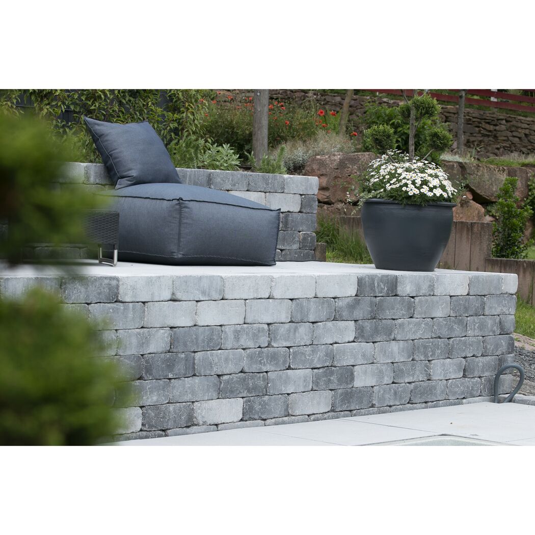 Gartenmauer mit Sitzgelegenheit