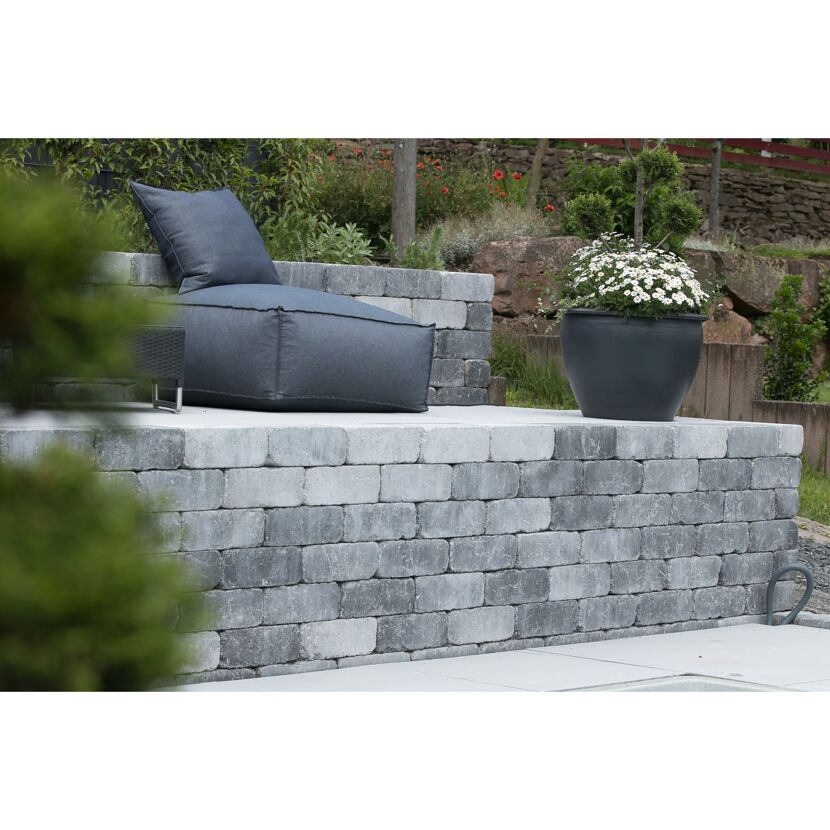 Gartenmauer mit Sitzgelegenheit