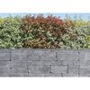 Graue Steinmauer mit Hecke