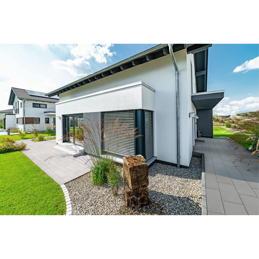 Modernes Haus mit Pflasterweg