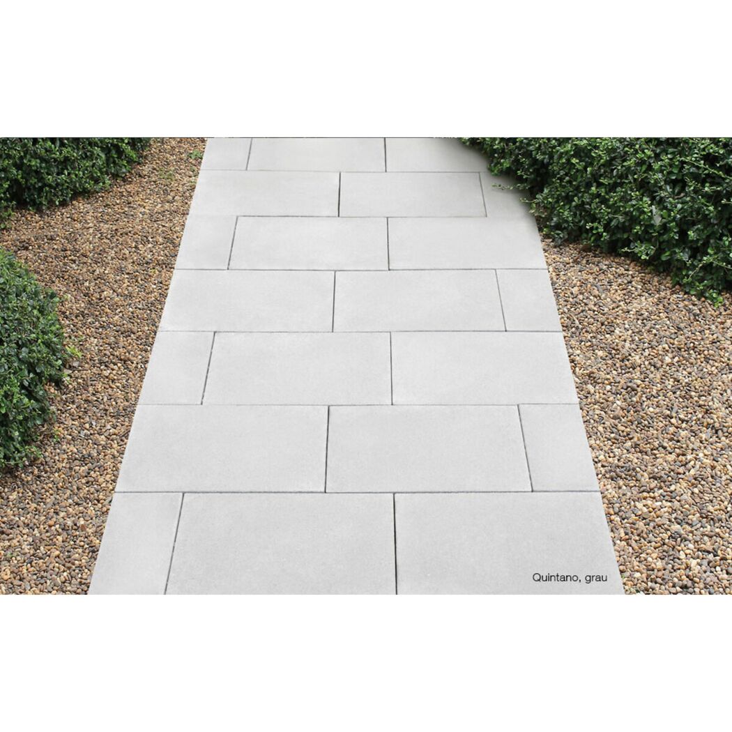 Grauer Gehweg aus Betonplatten