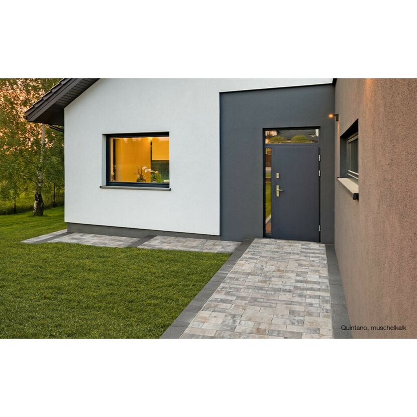 Gepflasterter Weg zum Hauseingang
