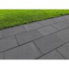 Graue Betonplatten und Rasen