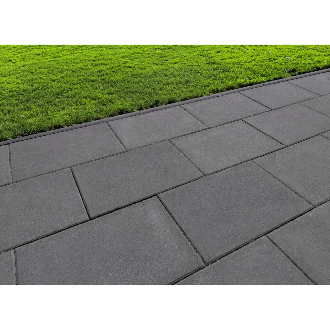 Graue Betonplatten und Rasen