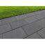 Graue Betonplatten und Rasen