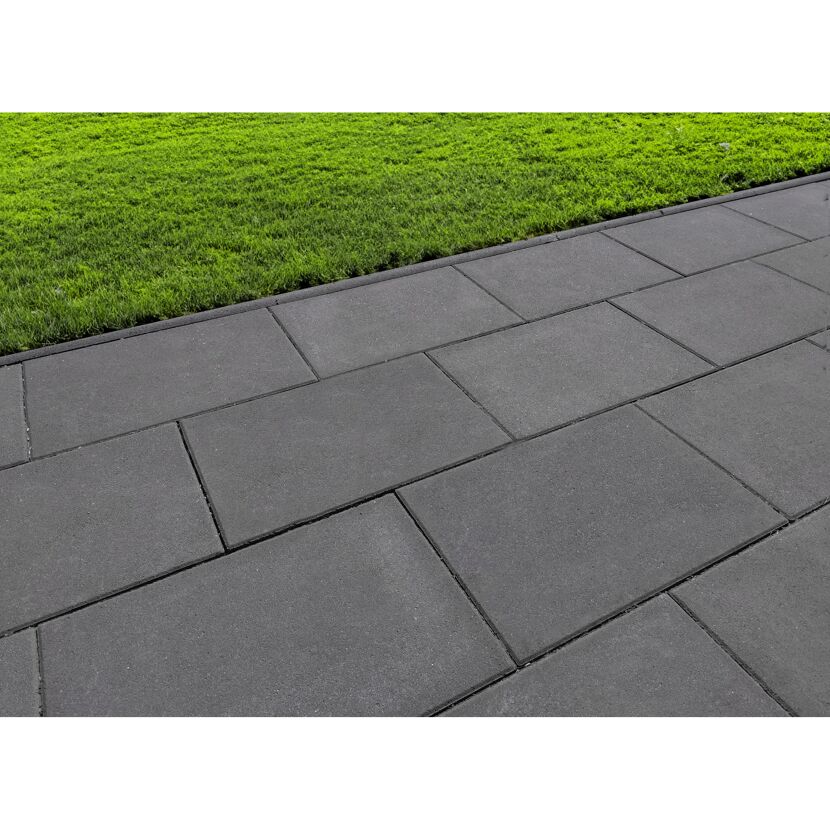 Graue Betonplatten und Rasen
