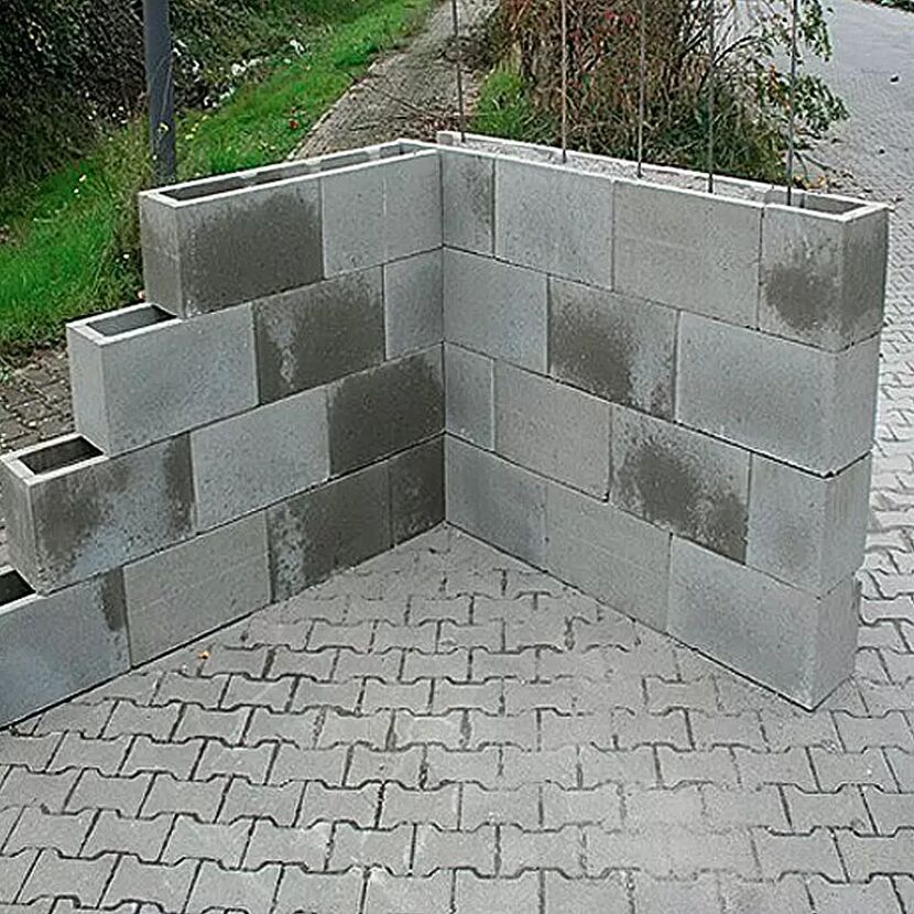 Hohe Mauer aus Schalungssteinen