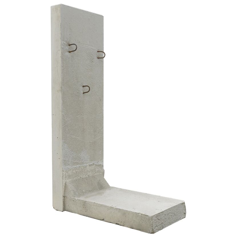L-förmiger Betonblock mit drei Metallbügeln
