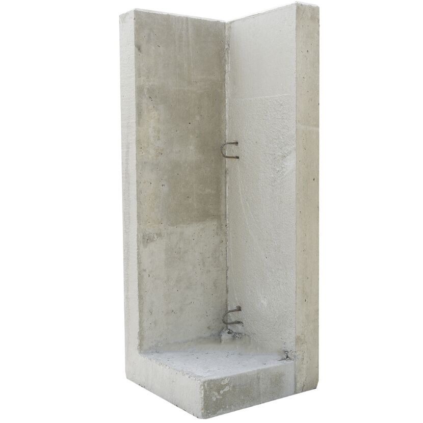 Eckiger Betonblock mit herausstehenden Metallteilen