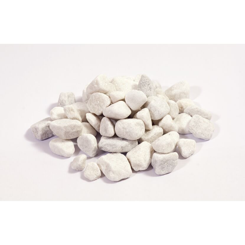 Haufen weißer Carrara-Marmorkies