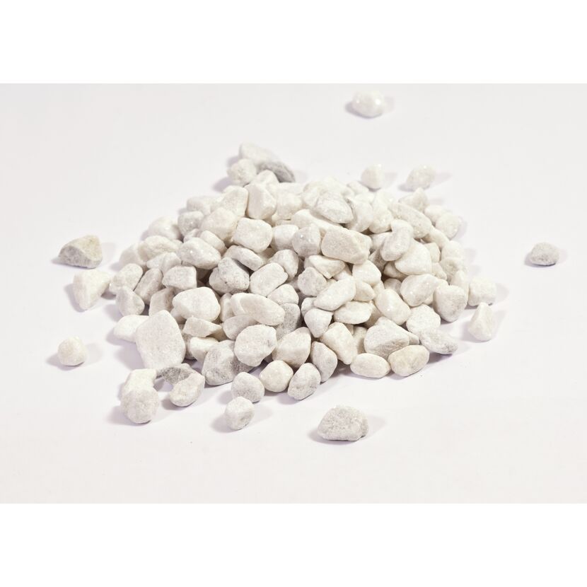 Haufen weißer Carrara-Marmorkies