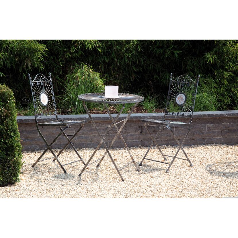 Bistrotisch mit zwei Stühlen im Garten