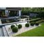 Moderner Gartenteich mit Wasserfall und Dekorationen.