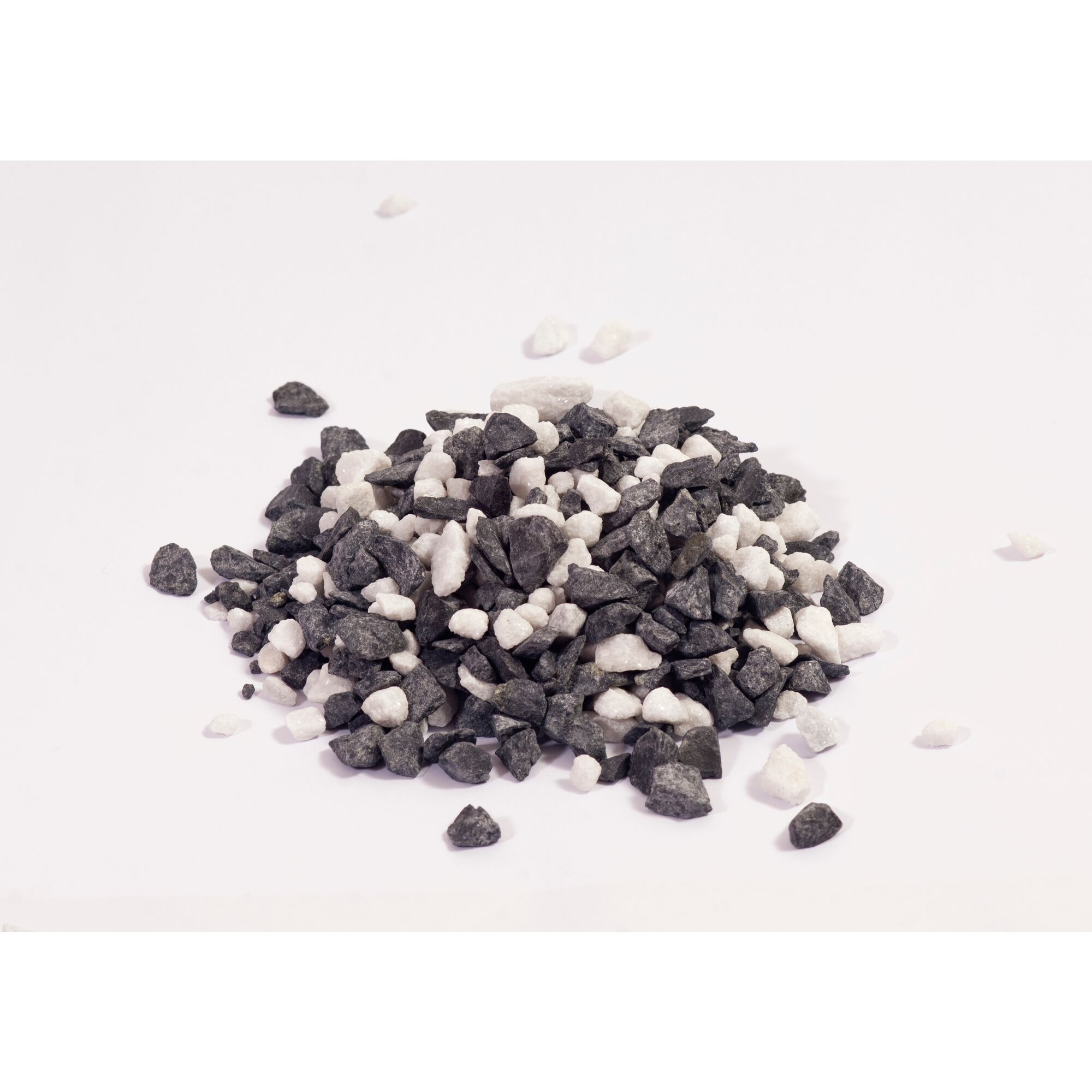 Haufen schwarzer und weißer Gartensplitt