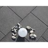 Graue Terrassenplatten mit Deko