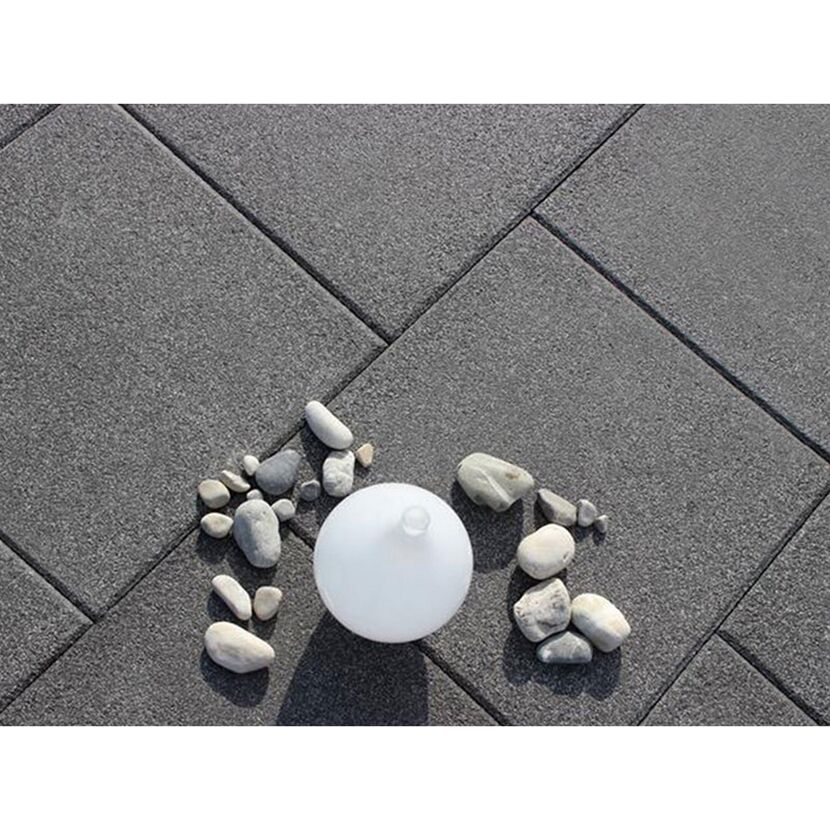 Graue Terrassenplatten mit Deko