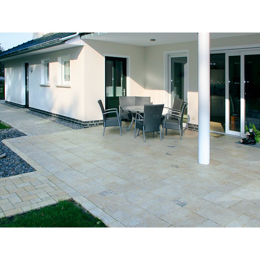 Terrasse mit Tisch und Stühlen