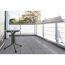 Tisch auf einem Balkon mit Sichtschutz