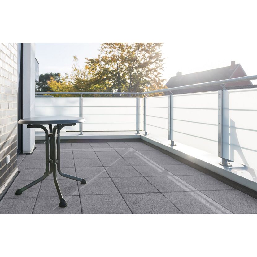 Tisch auf einem Balkon mit Sichtschutz