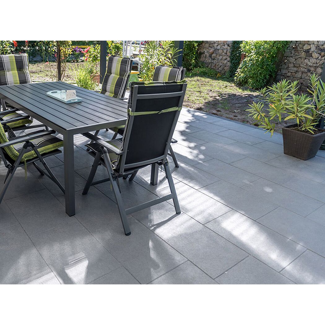 Gartenmöbel auf gefliester Terrasse