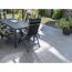 Gartenmöbel auf gefliester Terrasse