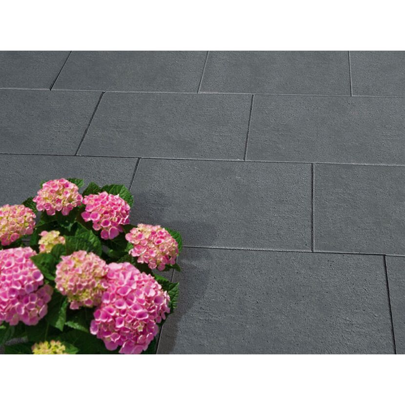 Graue Terrassenplatten mit Hortensie