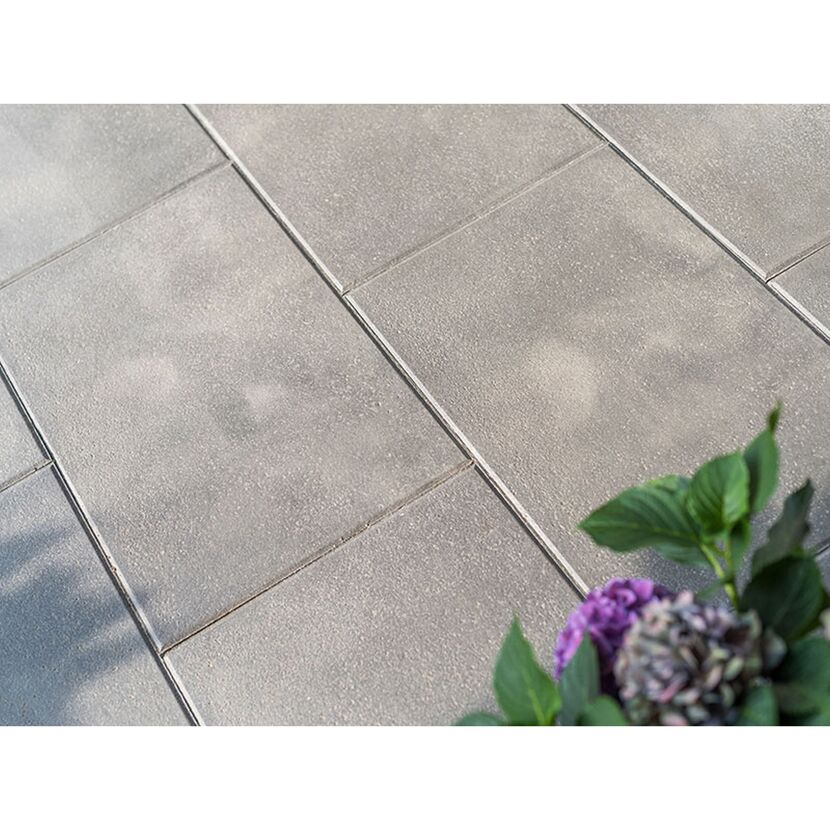 Graue Terrassenplatten mit Hortensie